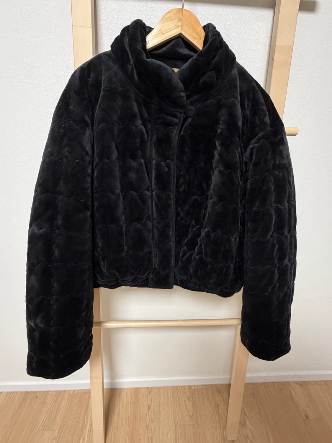 오버듀플레어 벨벳 크롭 패딩 블랙 상품이미지3