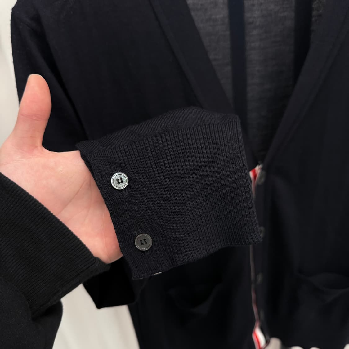 [25년 구매/ 3] 톰브라운 사선완장 울 가디건 네이비 상품이미지3