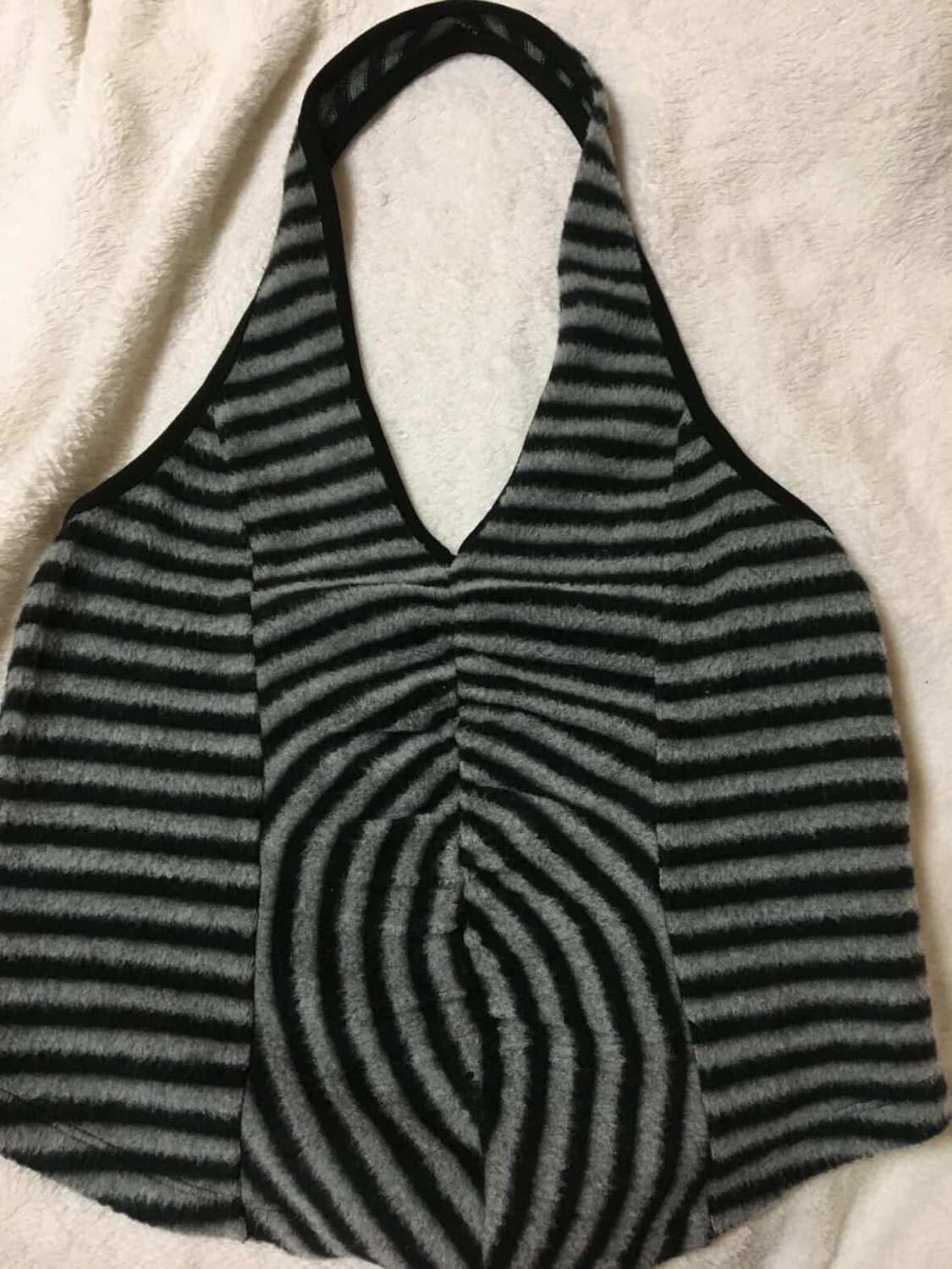 세릭 플러피 스트라이프 슬리브리스 블랙 상품이미지2