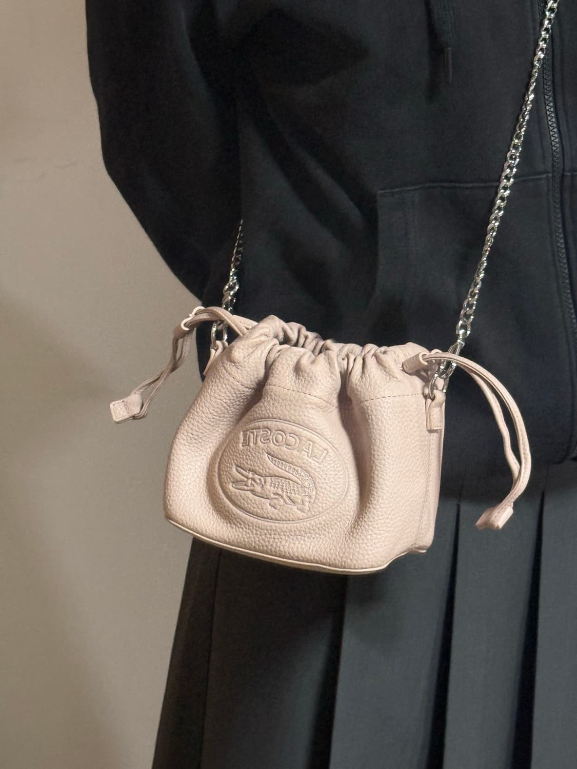 라코스테 딸기우유 엠보 로고 스트링 미니 체인백 상품이미지1