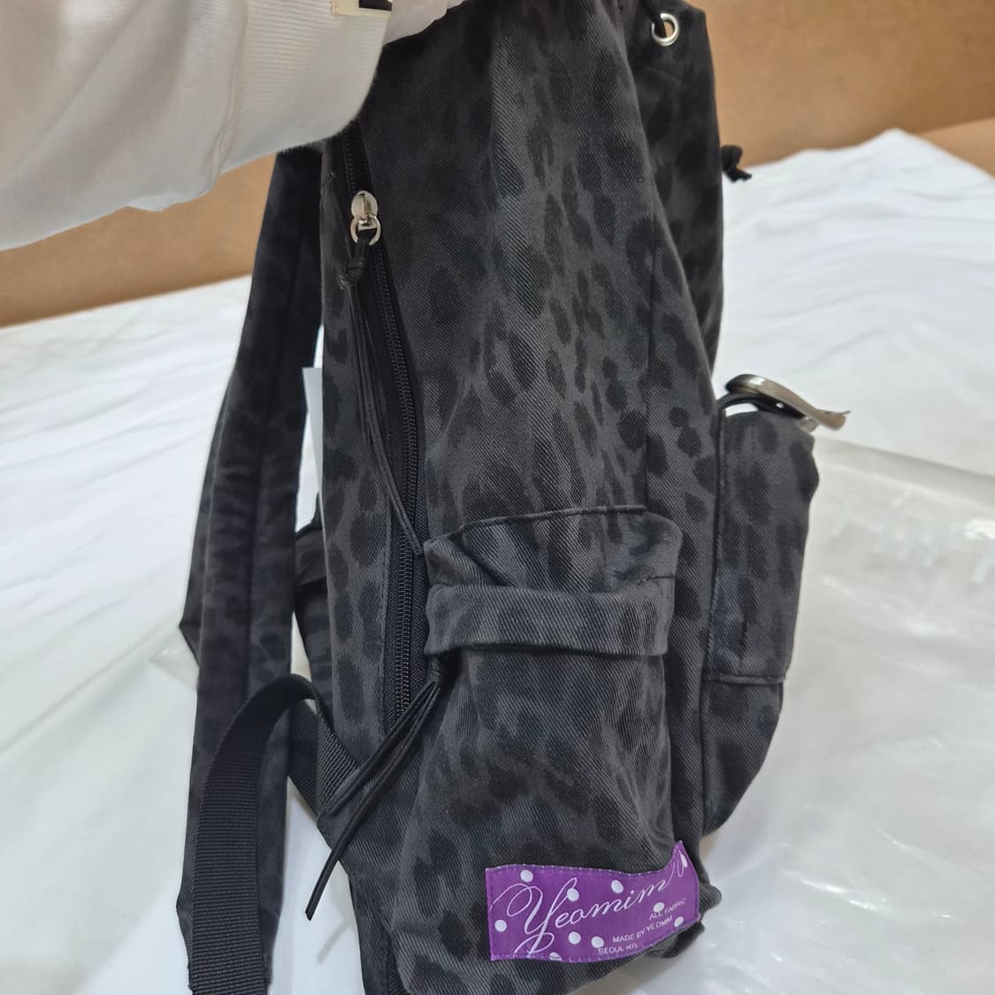 (새상품) 여밈 로우 레이아웃 백팩 (레오파드챠콜) 상품이미지7