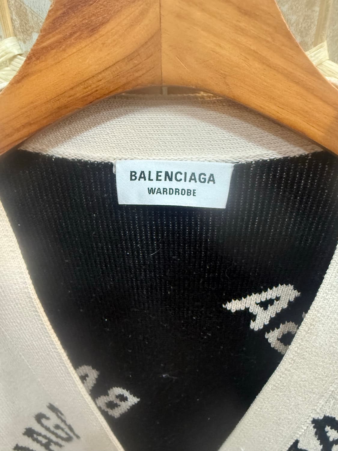 105 정품 발렌시아가 로고 가디건 팝니다 상품이미지2