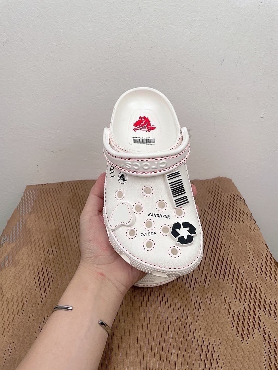 (정품/새상품) 크록스 X 강혁 공용 클래식 클로그 화이트 샌들 상품이미지1