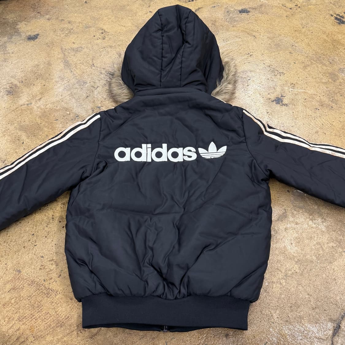 아디다스 블랙 브라운 털 숏패딩  상품이미지4