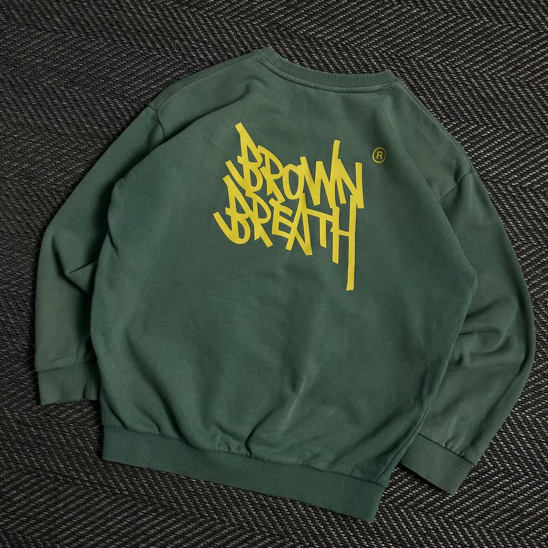 브라운 브레스 빅로고 크롭 맨투맨  y 3983 상품이미지1