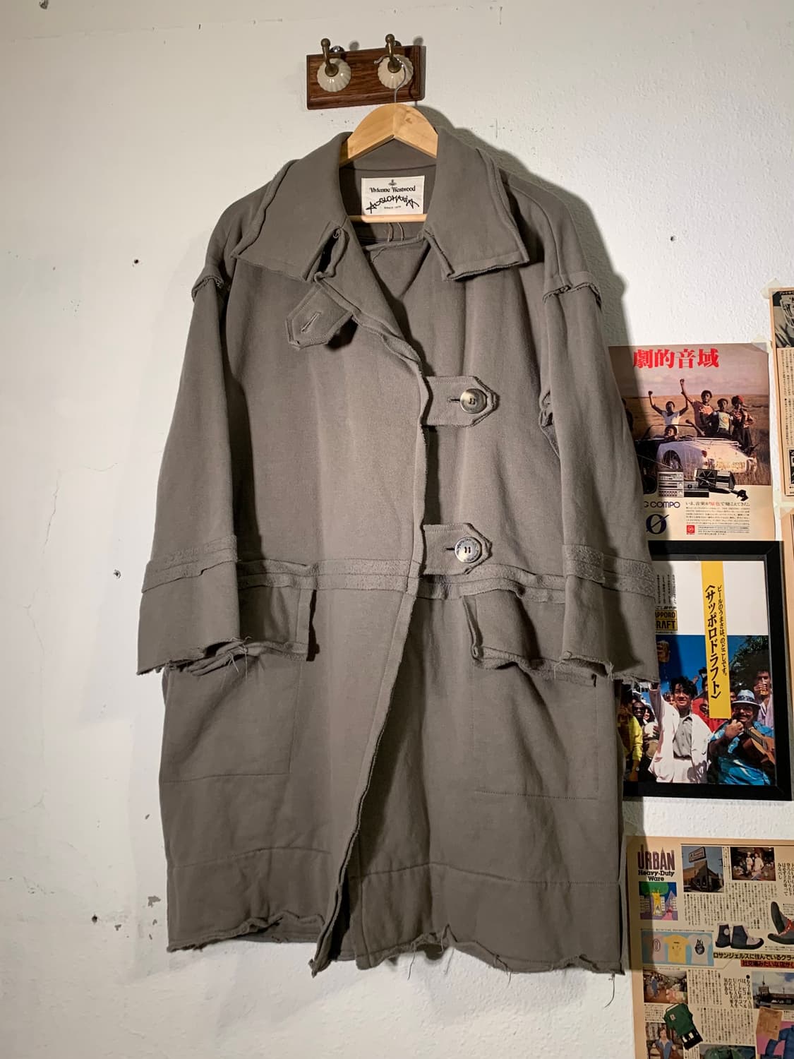 비비안 웨스트우드 앵글로마니아 사선 버튼 코트  상품이미지1