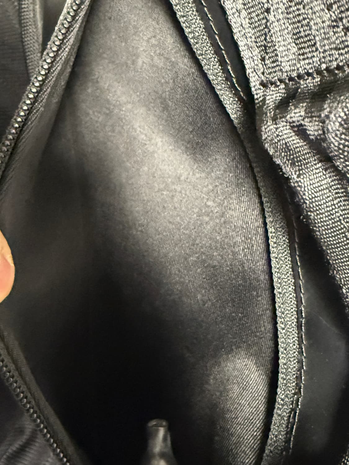 아더에러 스몰 트레이스 이스티 메신저백 느와르 상품이미지3