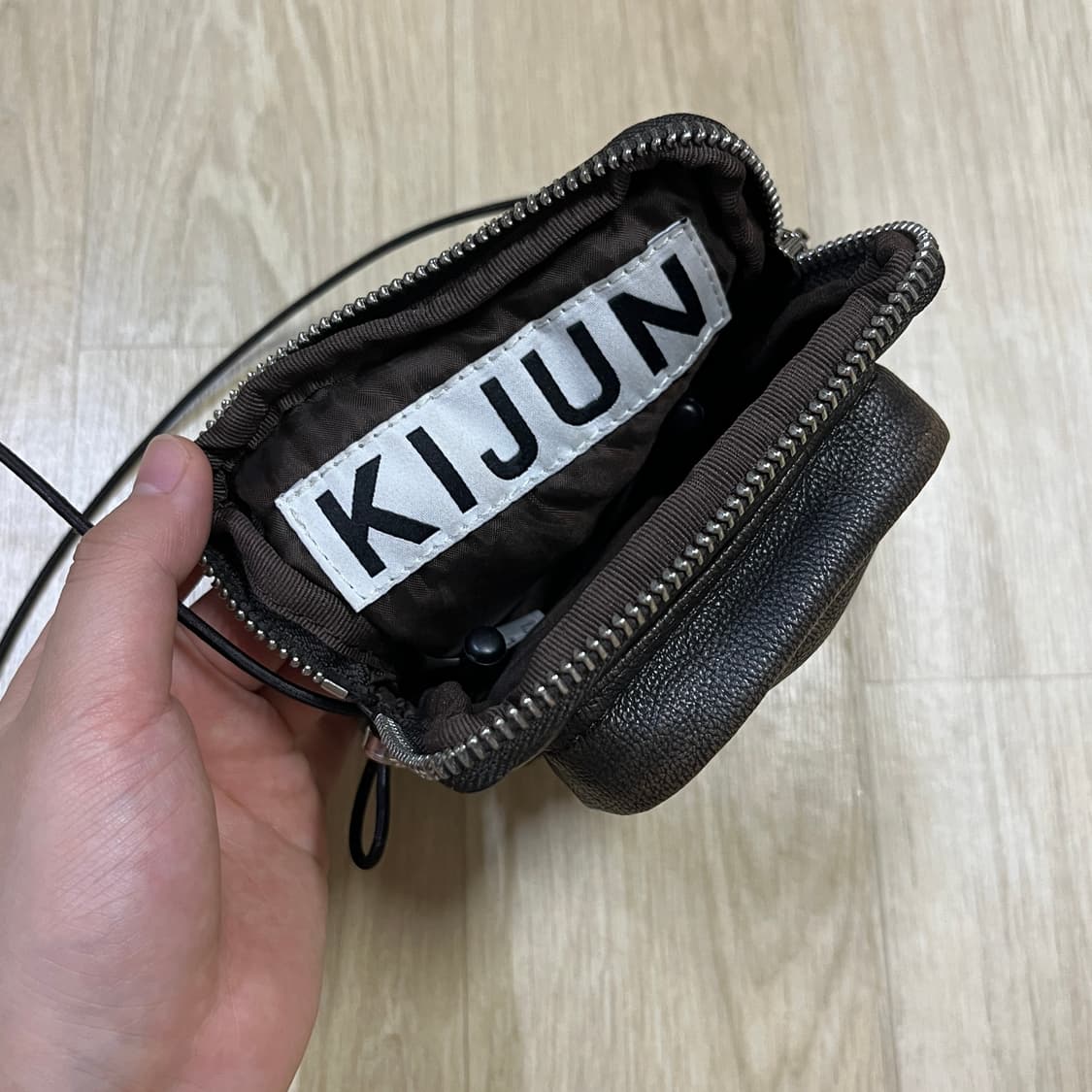 기준 레더 미니백 다크브라운 상품이미지3