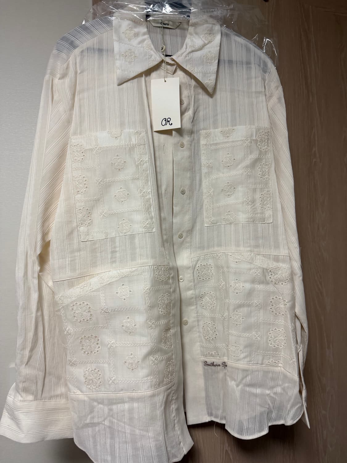 미착용) 아우로 자수 아이보리셔츠  상품이미지2