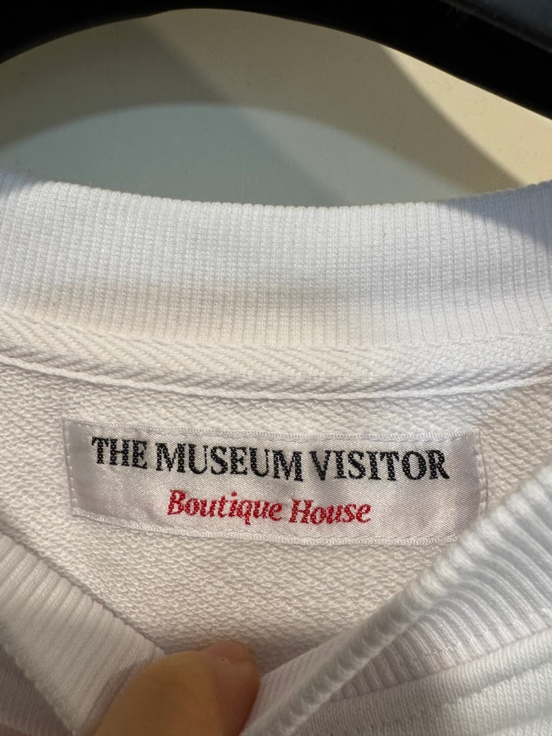 더뮤지엄비지터 하트 스프레이 맨투맨 상품이미지3