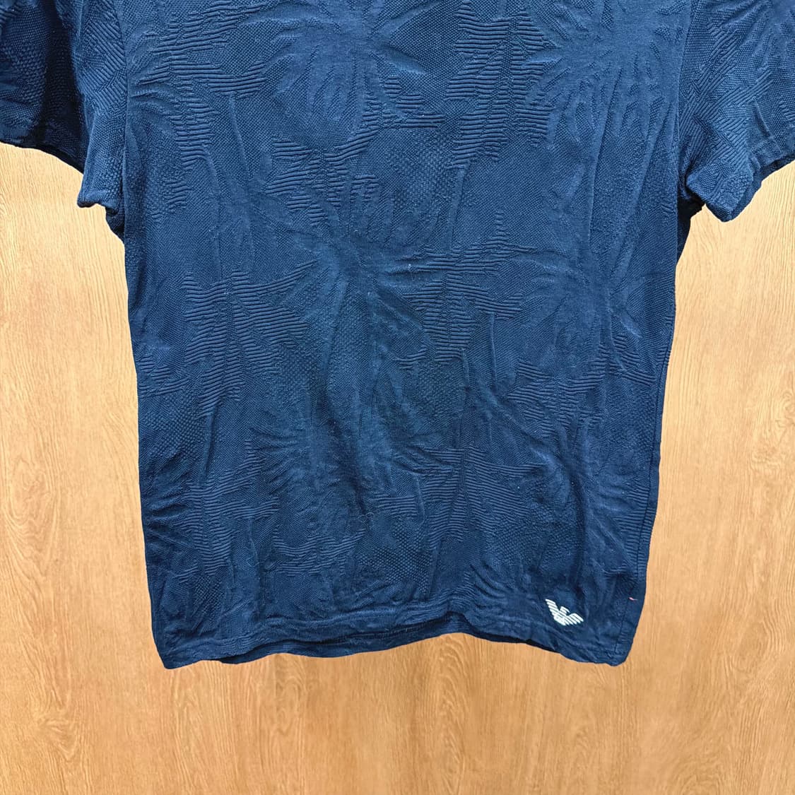 엠포리오 아르마니 라운드넥 반팔 티셔츠 플로럴 엠보 디테일 네이비 상품이미지5