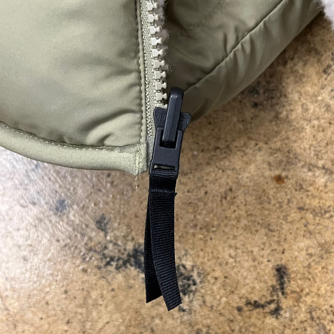 아디다스 리서시블 양면 후리스 패딩 카키 백로고  상품이미지10