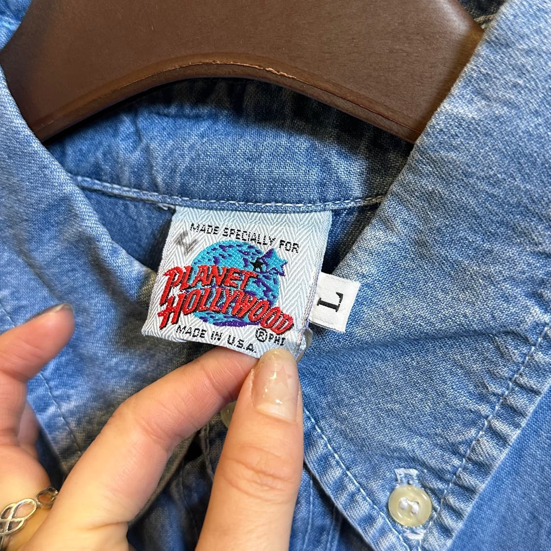 플래닛 할리우드 데님 긴팔셔츠 레터링 자수 원포켓 디테일 중청 상품이미지7