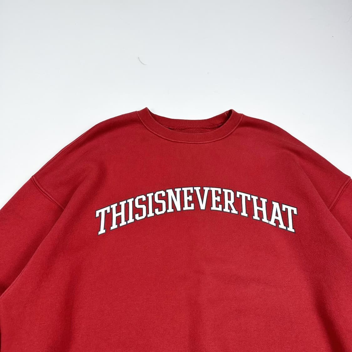 디스이즈네버댓 (디네댓) 이니셜 로고 맨투맨 (L) 상품이미지1