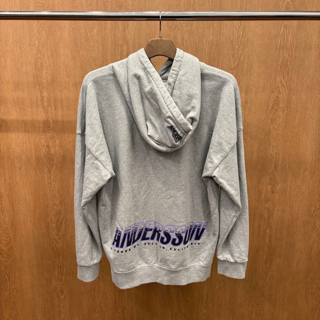 앤더슨벨 후드티 로고 그래픽 프린팅 드로우 스트링 디테일 레귤러핏 그레이 상품이미지3
