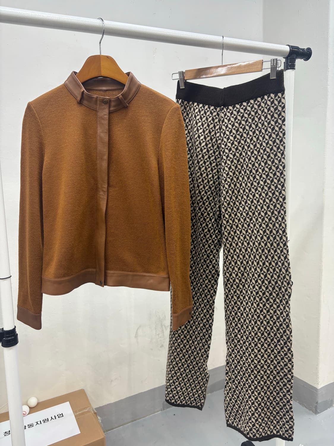 모50, 아크릴 50, 양가죽 디테일 니트 집업 상품이미지2