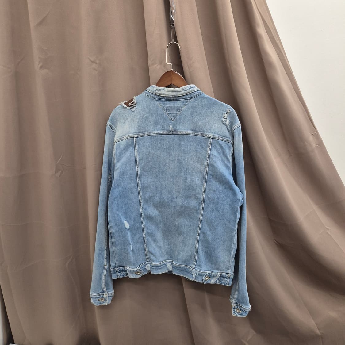 타미 진스 베이직 디스트로이드 트러커 데님 자켓 상품이미지3