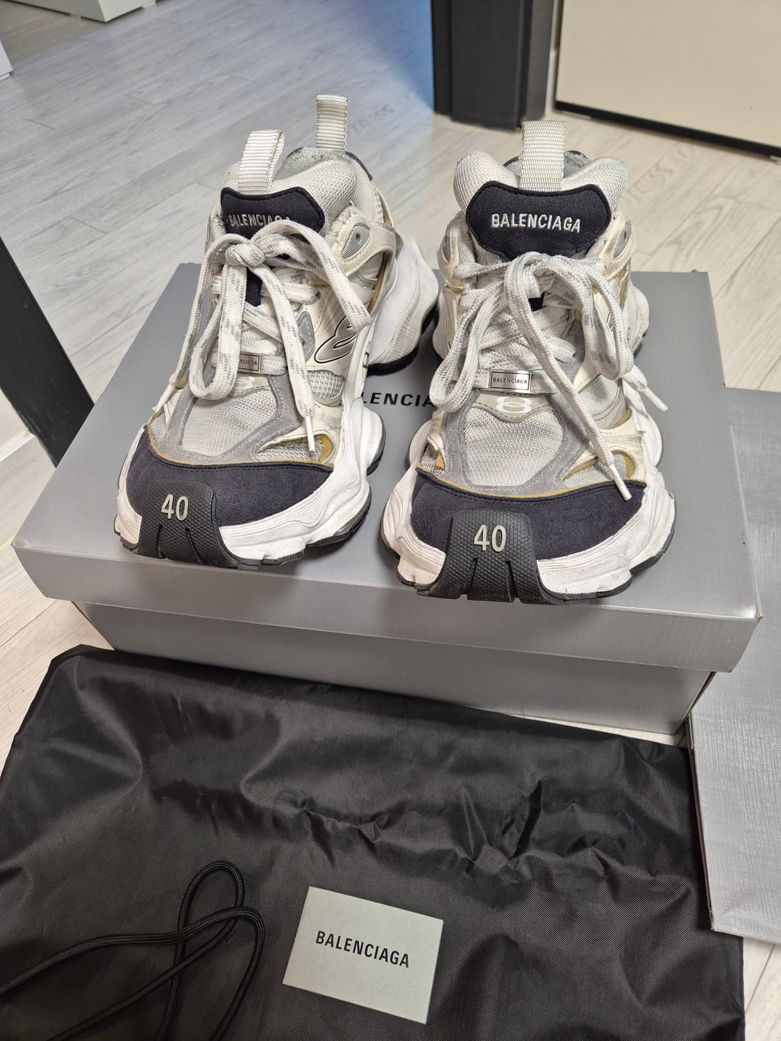 발렌시아가 카고 스니커즈 검흰 40 상품이미지1