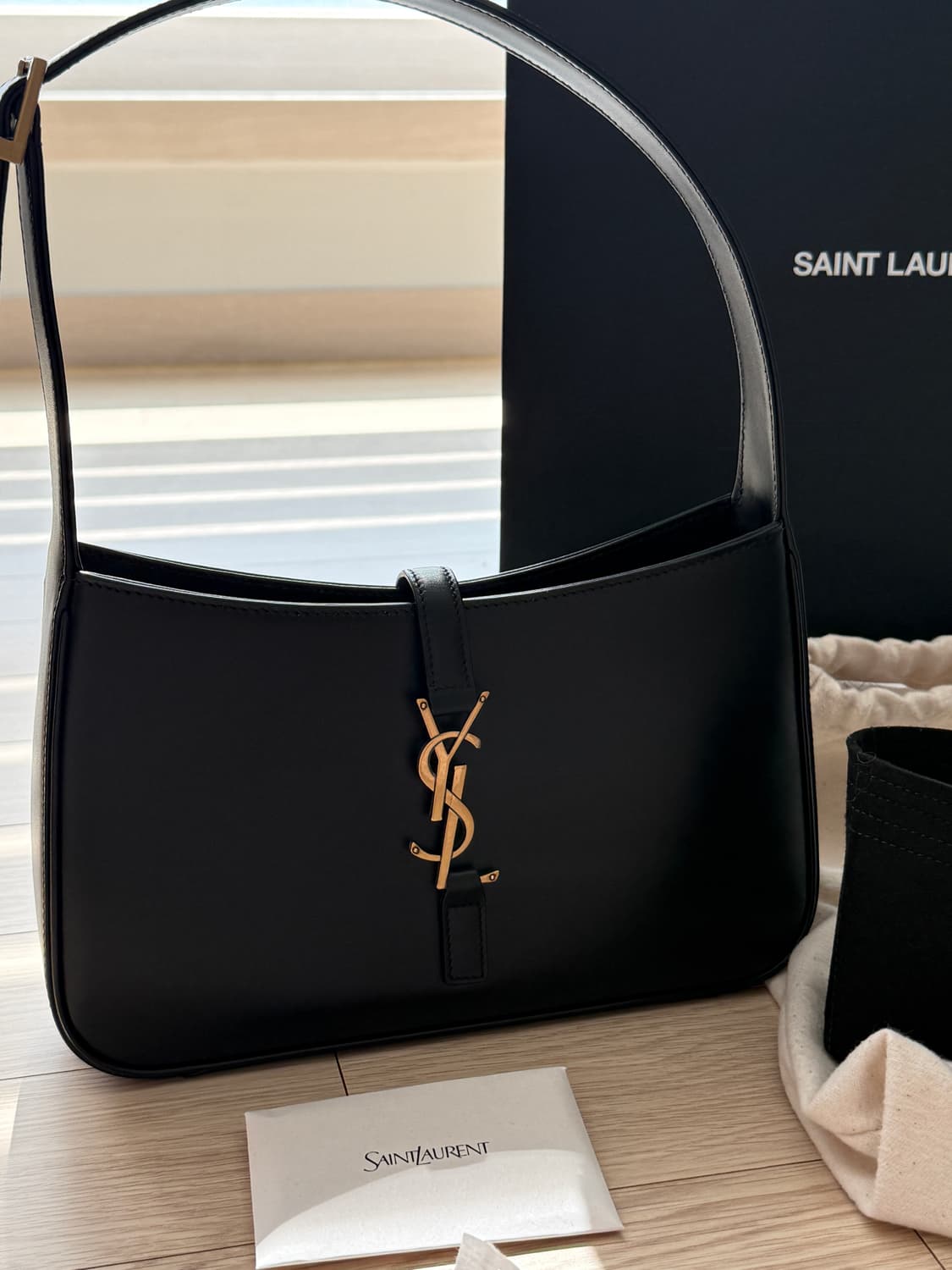 입생로랑 5a7 호보백 일반사이즈 상품이미지1