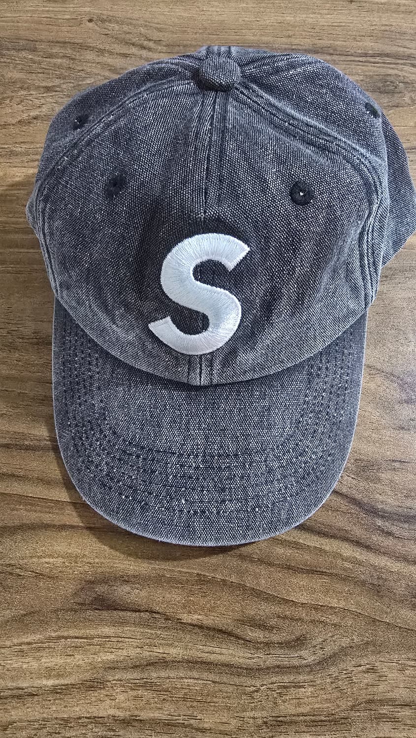 슈프림 피그먼트 S 로고 6-패널 블랙 24FW 상품이미지1