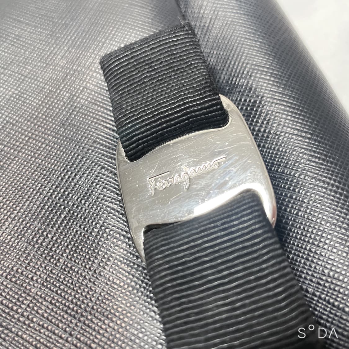 페라가모 체인 미니 크로스백 블랙 상품이미지3