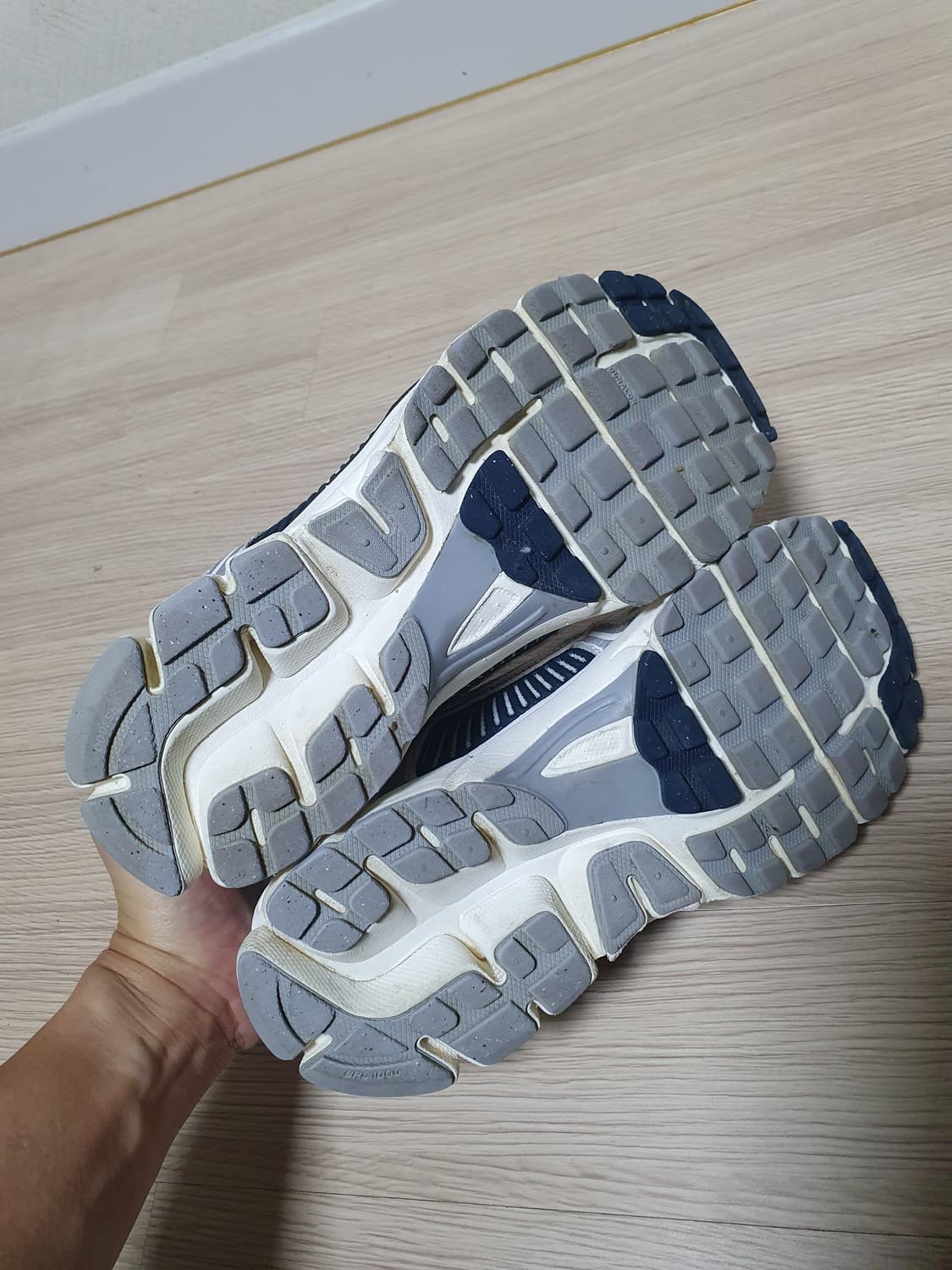 나이키 줌 보메로5 운동화 235 상품이미지7