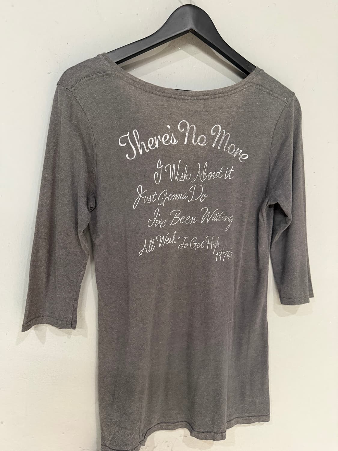 back lettering v-neck design top 상품이미지8