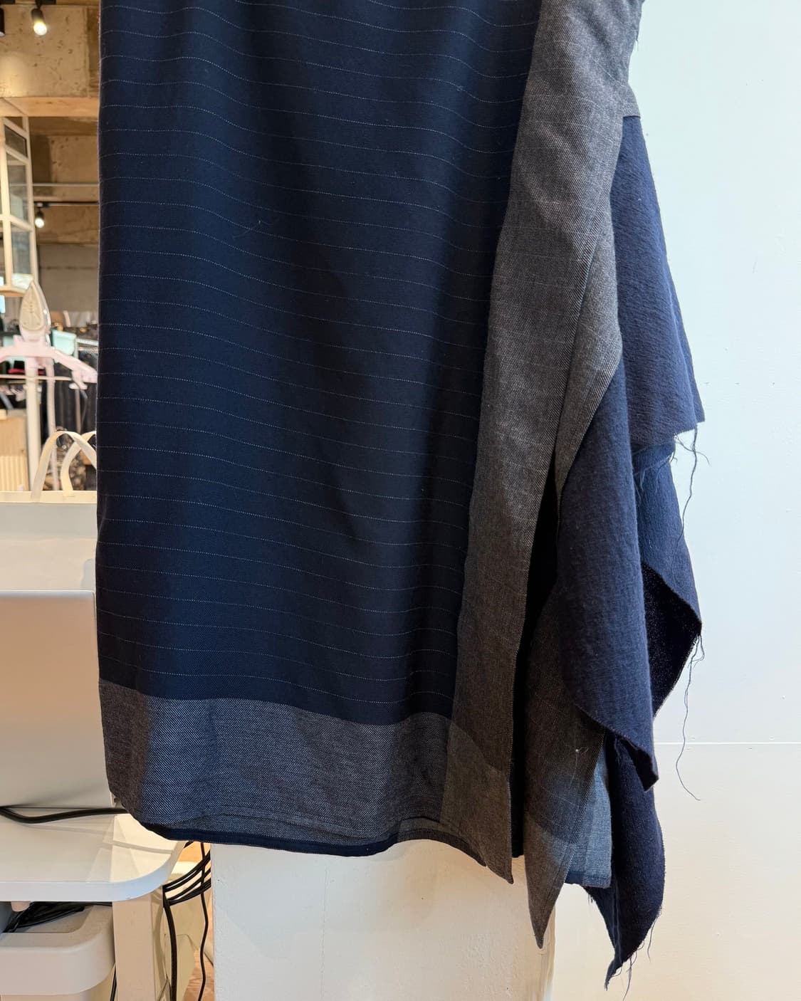 꼼데가르송 그레이 스트라이프 버클 핀턱 미디스커트  상품이미지7