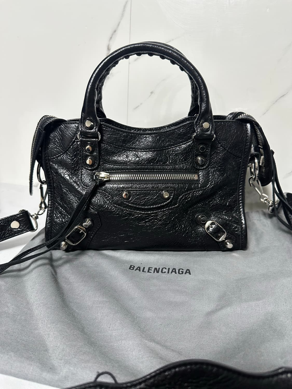 [SA급 정품] 발렌시아가 로고스트랩 시티 모터백 미니  상품이미지3