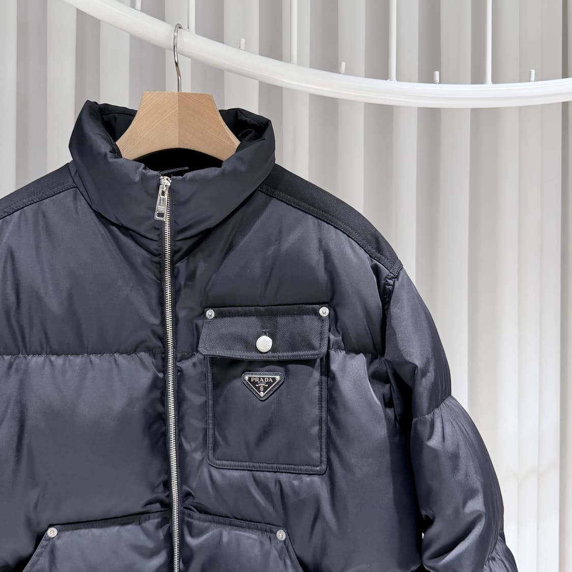 (S/M) / 프라다 삼각로고 리나일론 크롭 다운 패딩 자켓 블랙 상품이미지4