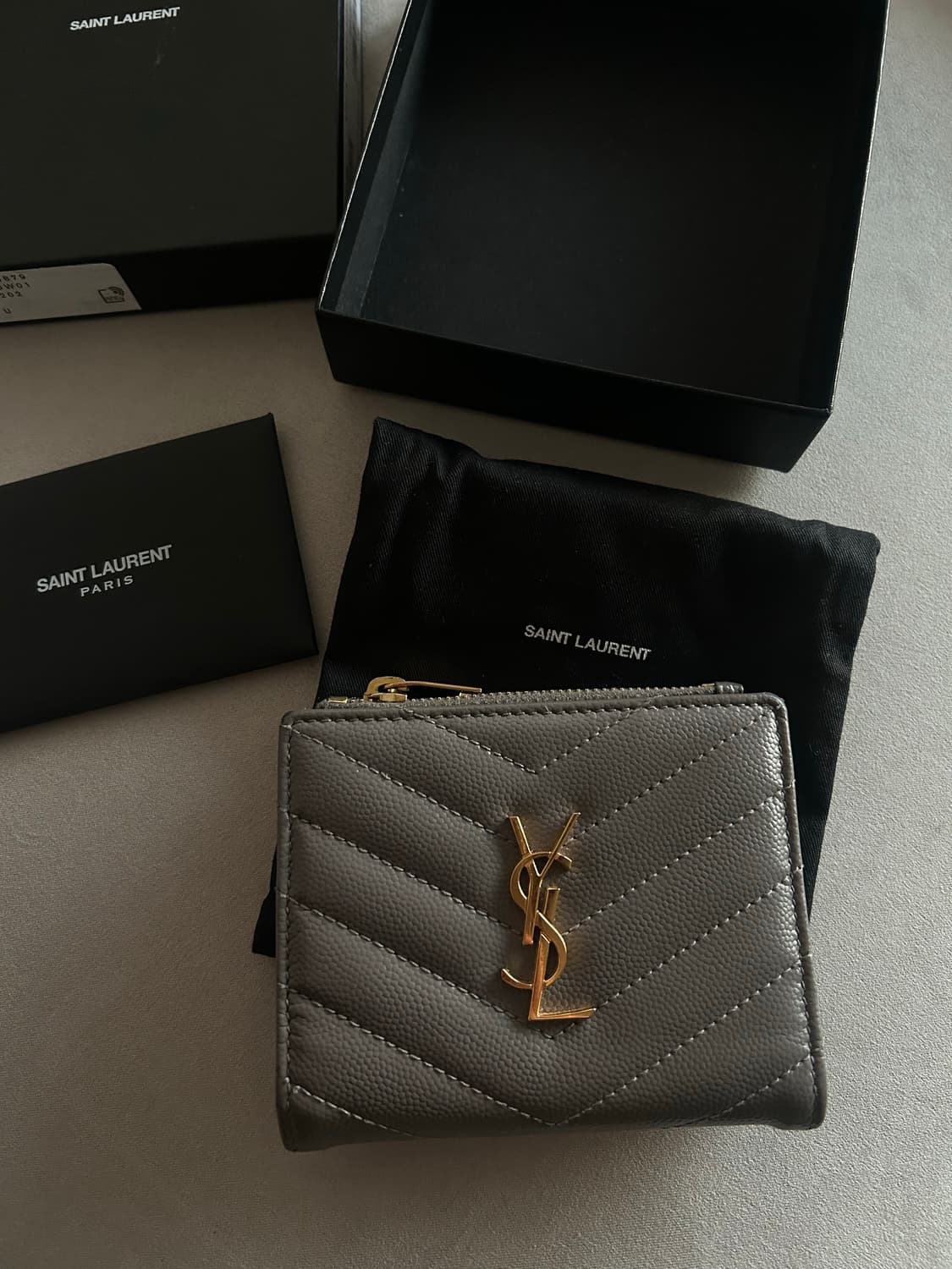 입생로랑 지갑 상품이미지2