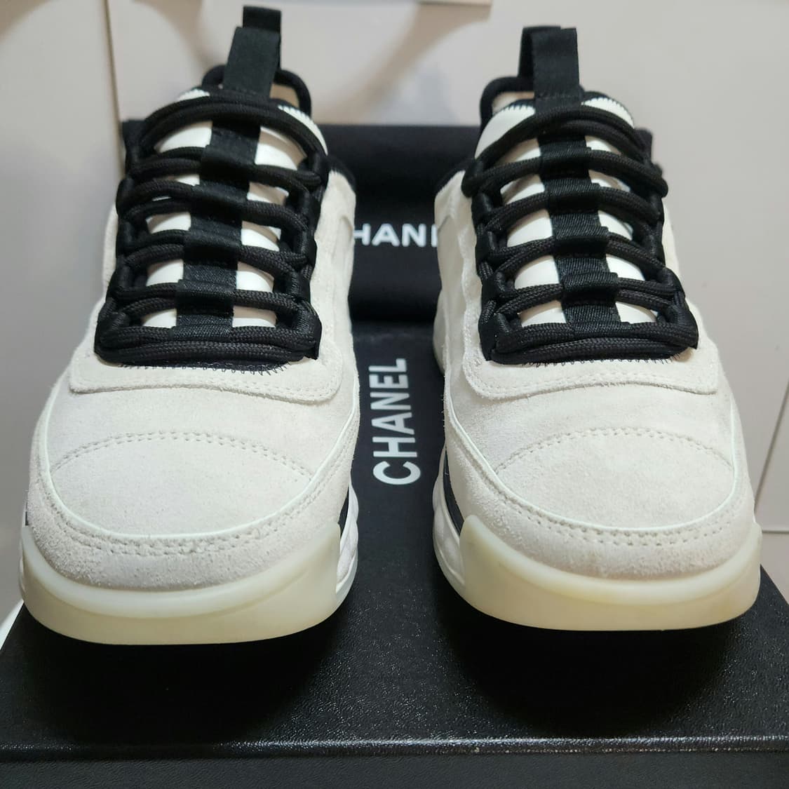 [정품) 샤넬 스니커즈 운동화 스웨이드 카프스킨 CC골드로고/화이트 41 상품이미지5