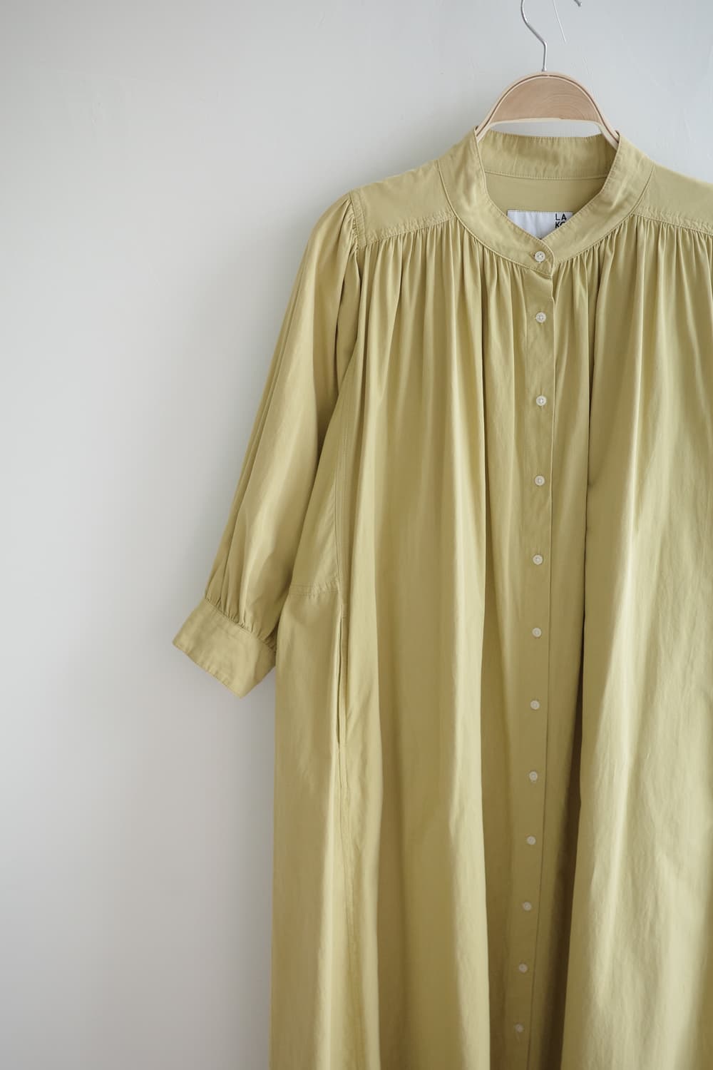 LAKOLE • 겨자색 퍼프 소매 샤링 셔츠  롱원피스 상품이미지3