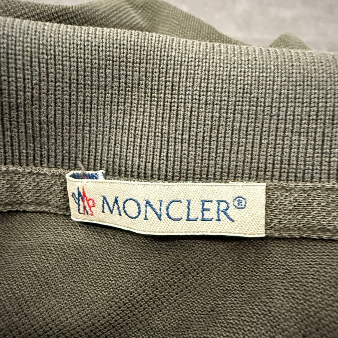 [정품] 몽클레어 카키 반팔 카라티 c1 상품이미지4