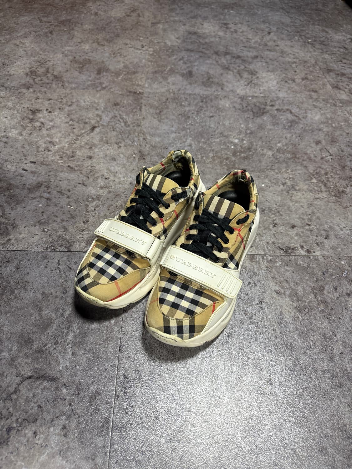버버리 스니커즈 37 상품이미지1