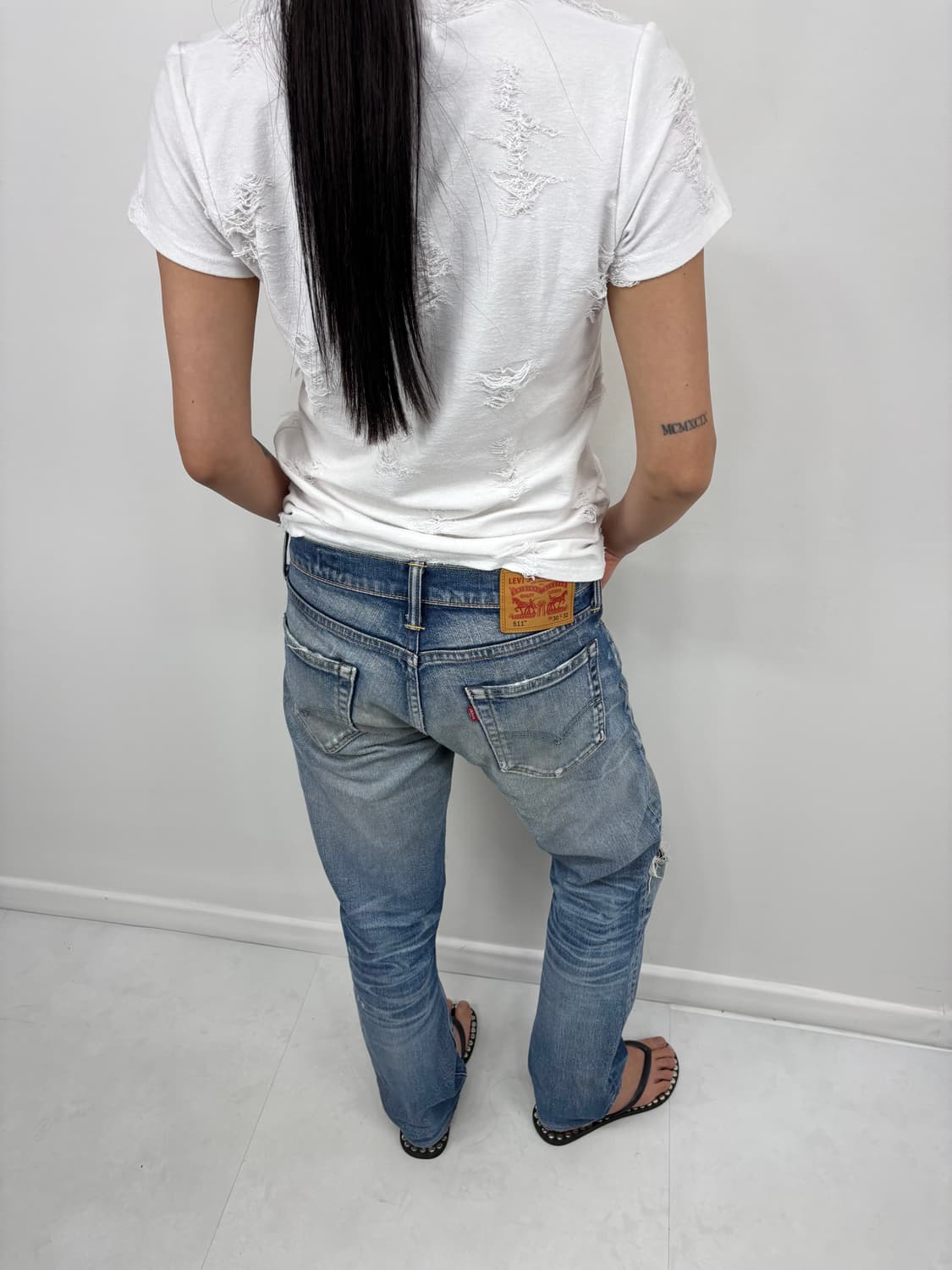 DISTRESSED V NECK TEE 상품이미지2