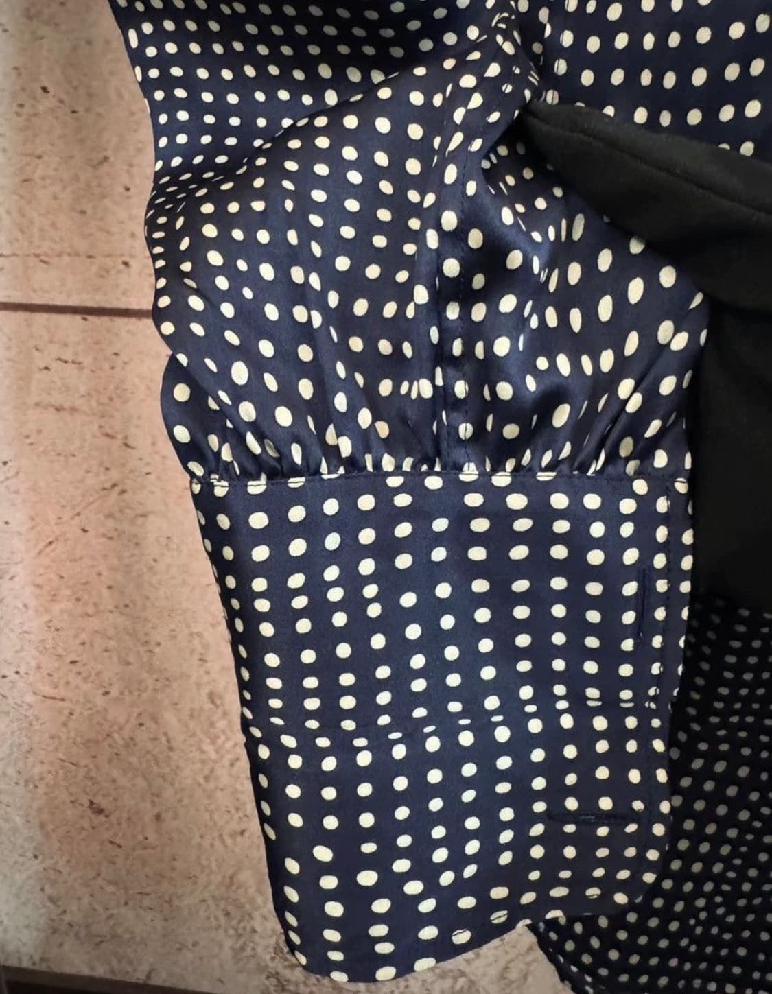 [BTS 지민님 착용] 생로랑 21ss 실크 새틴 네이비 폴카닷 셔츠 상품이미지7