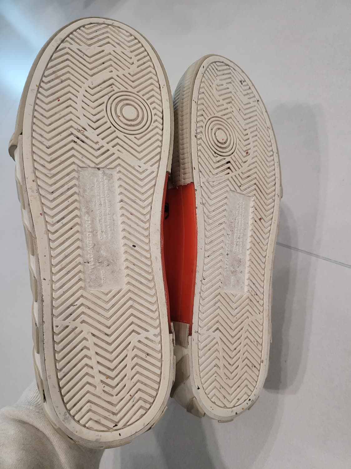 시선을 사로잡는 한 끗 차이, 오프화이트 벌카 스니커즈 OFF WHITE 상품이미지9