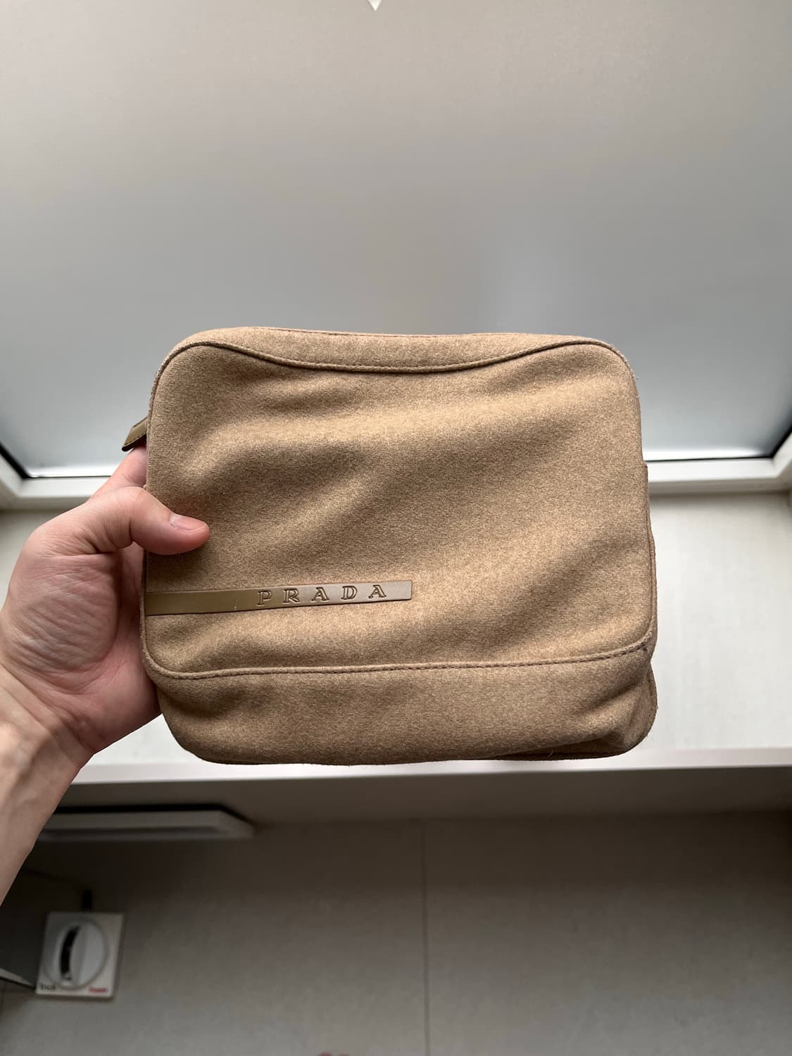 프라다 스웨이드 레더스트랩 크로스백 상품이미지1