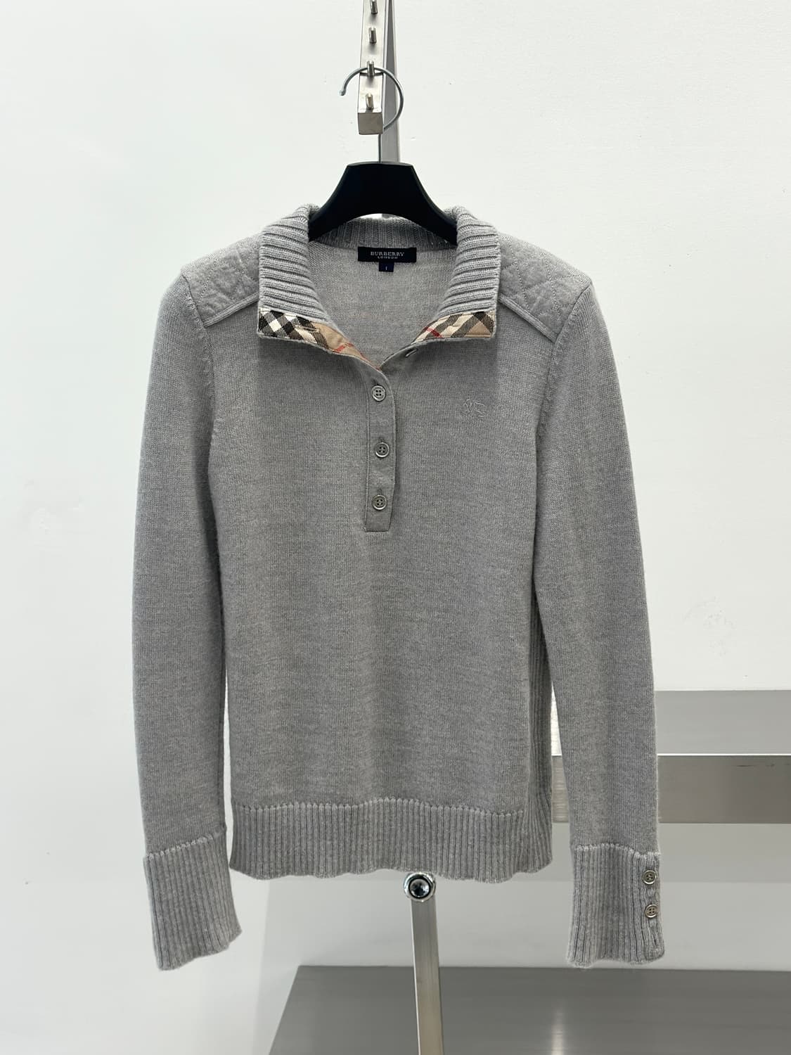 버버리 기마로고 그레이 버튼 카라 울 니트 상품이미지5