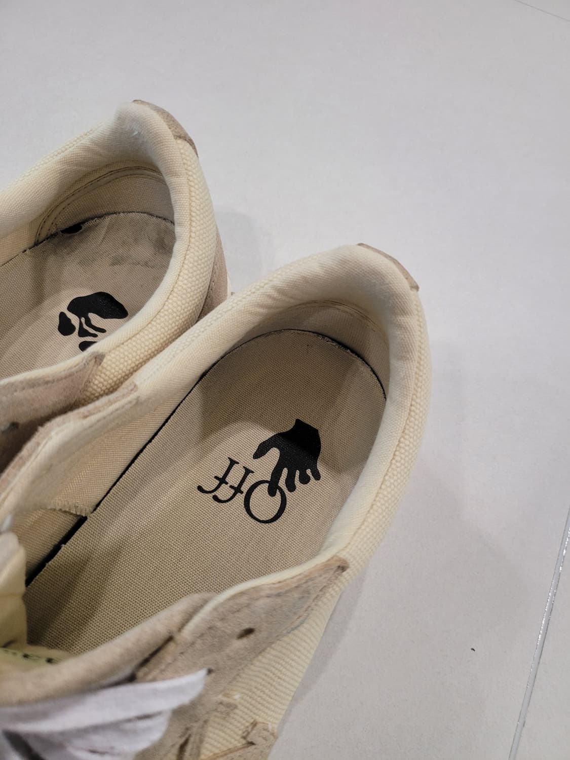 시선을 사로잡는 한 끗 차이, 오프화이트 벌카 스니커즈 OFF WHITE 상품이미지5