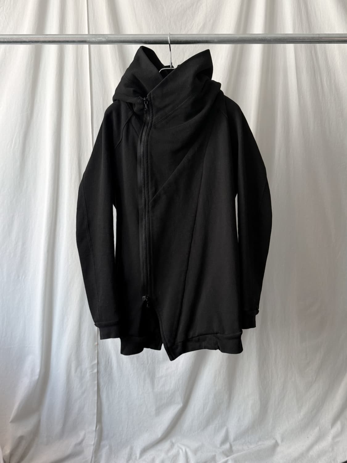 Julius 16FW 사선 후드 집업 상품이미지1