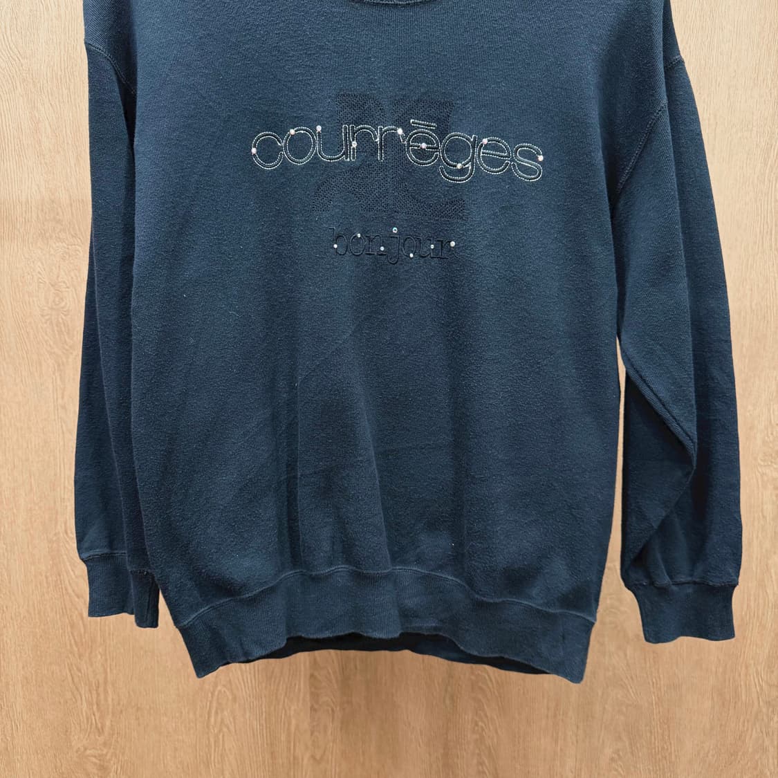 꾸레쥬 라운드넥 맨투맨 로고 스티치 큐빅 장식 디테일 레귤러핏 블랙 상품이미지5