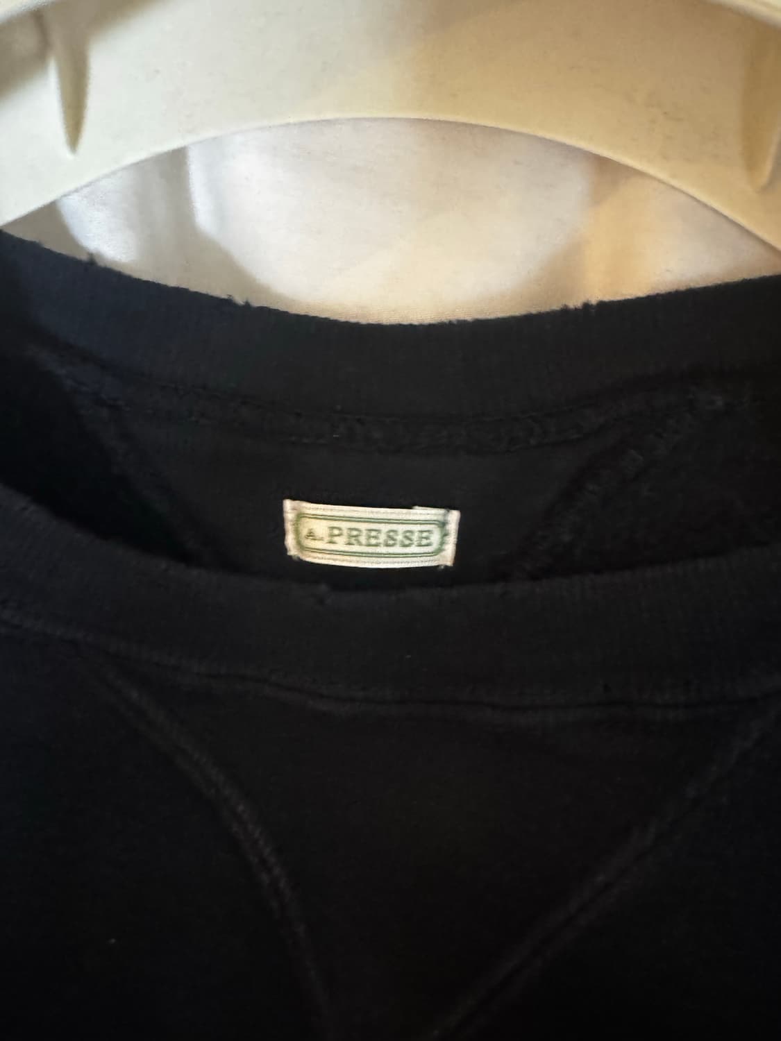 아프레쎄 빈티지 더블 브이 스웨트셔츠 블랙 2 상품이미지4