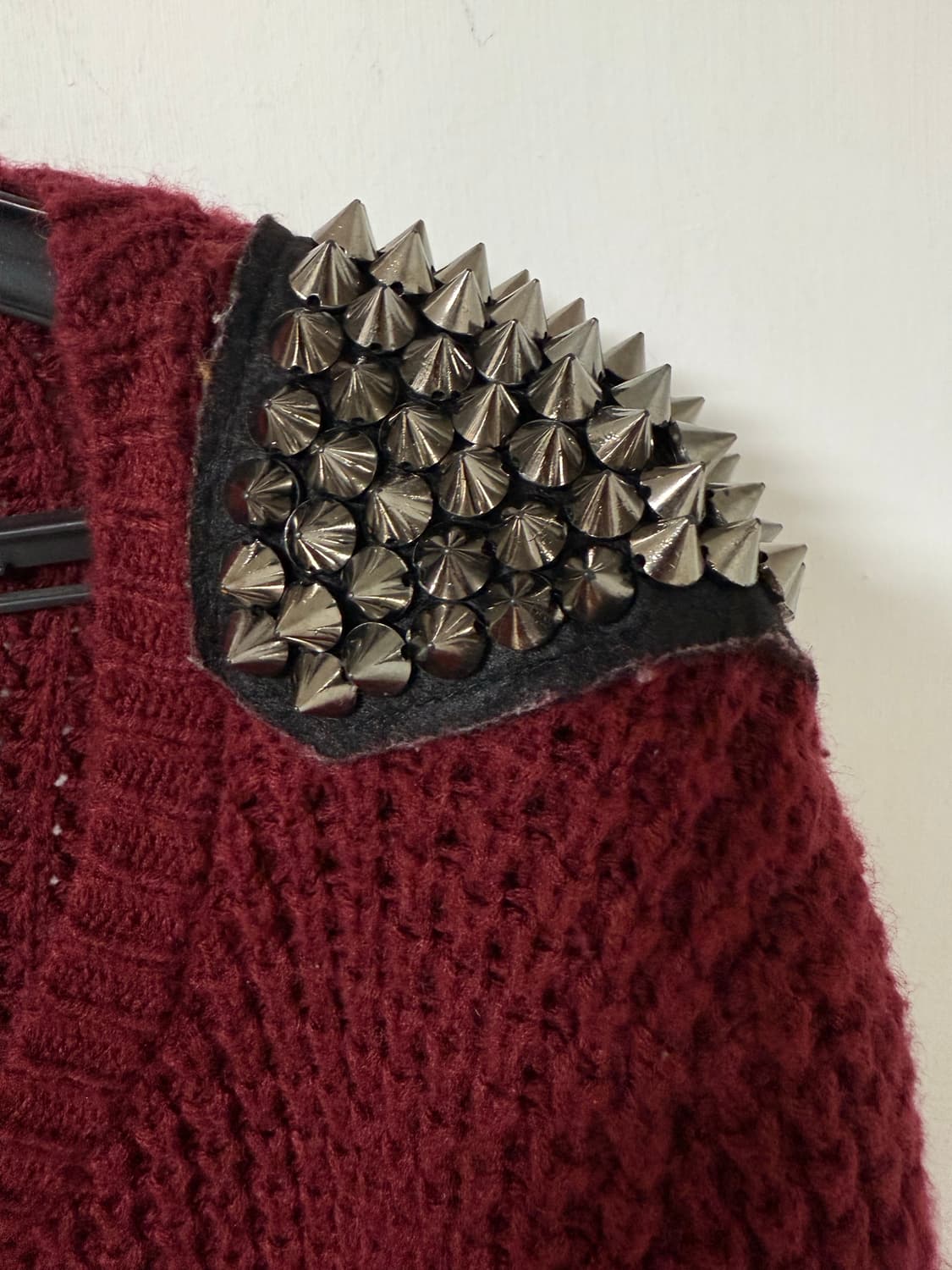 빈티지 메탈스터드 장식 어깨견장 니트 상품이미지5