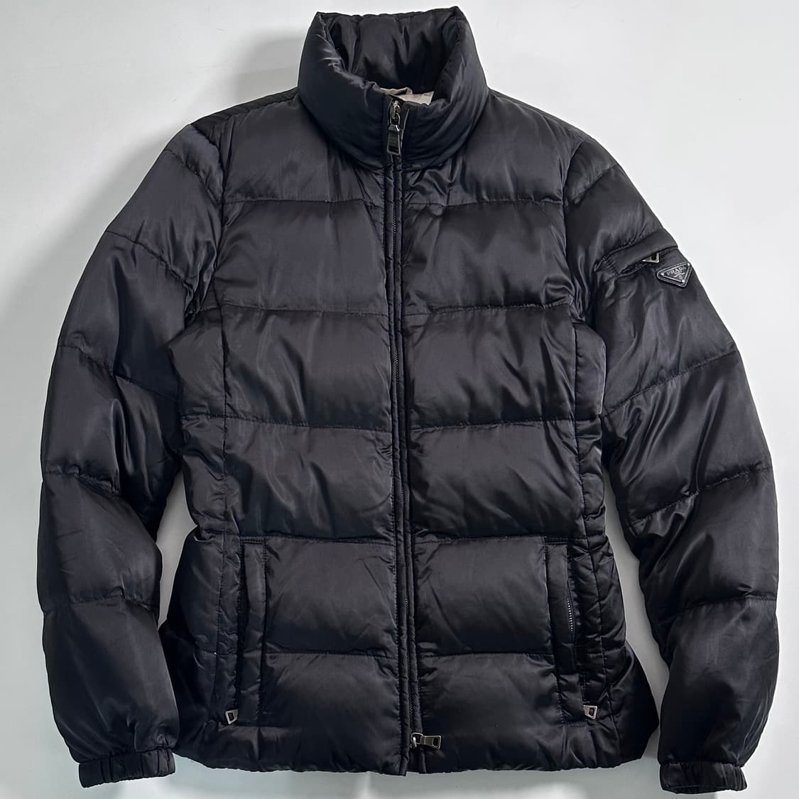 프라다 삼각로고 블랙 다운 패딩 상품이미지1