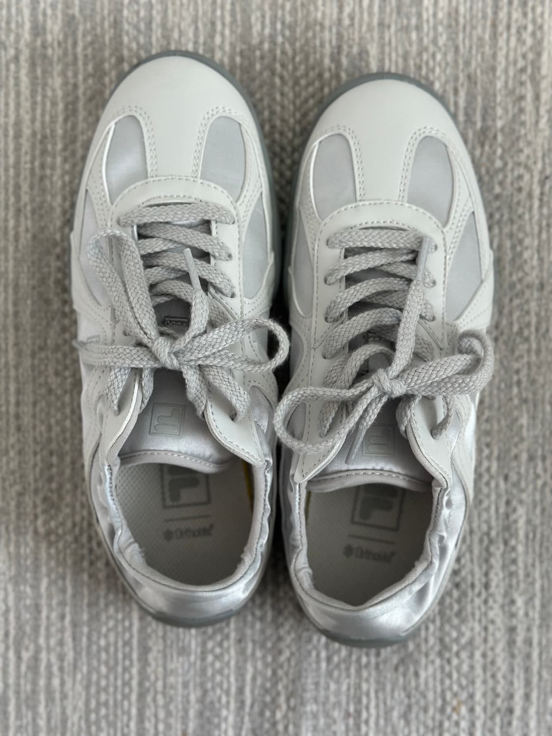 (1회 착용) 휠라 글리오 실버문 235 차정원 운동화 상품이미지1