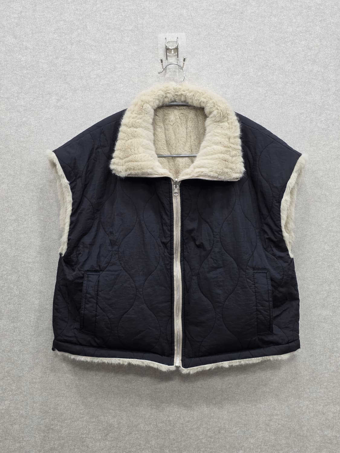 리버시블 퍼 패딩 베스트 상품이미지1