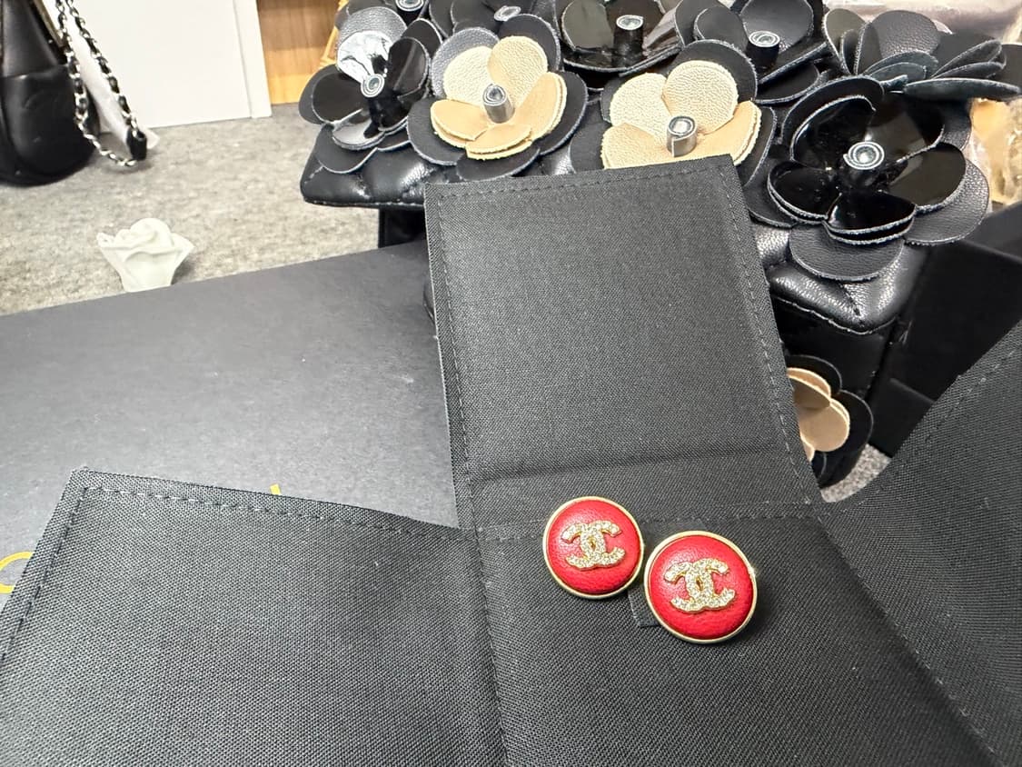 샤넬 레드 CC 포인트 이어링 상품이미지1