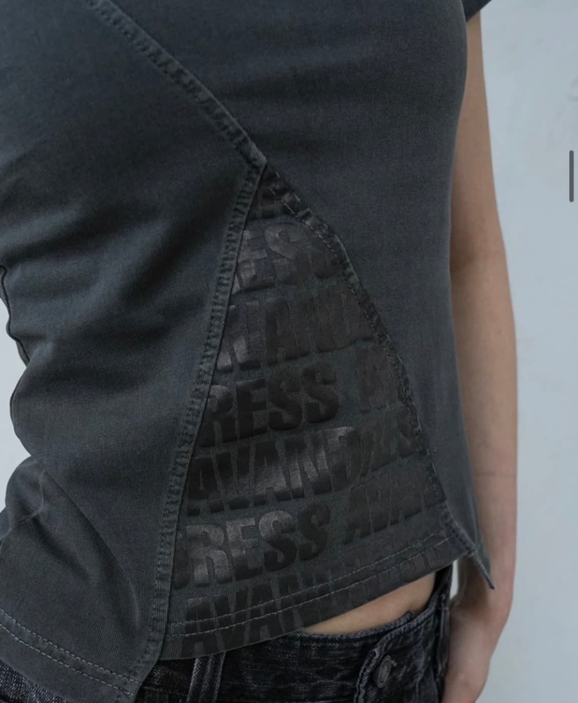 [새상품] 무신사 어반드레스 컷아웃 반팔티 회색 상품이미지5